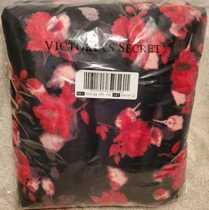 Victoria's Secret Bedding - Red Rose Plush Fuzzy Victoria Secret Blanket Victoria's Secret Bedding - Red Rose Plush Fuzzy Victoria Secret Blanket